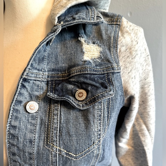HOLLISTER HOODED JEAN JACKET. Size XSMALL. - Picture 6 of 9